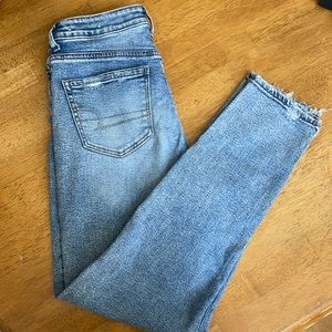 High waisted stretch jeans with light distressing